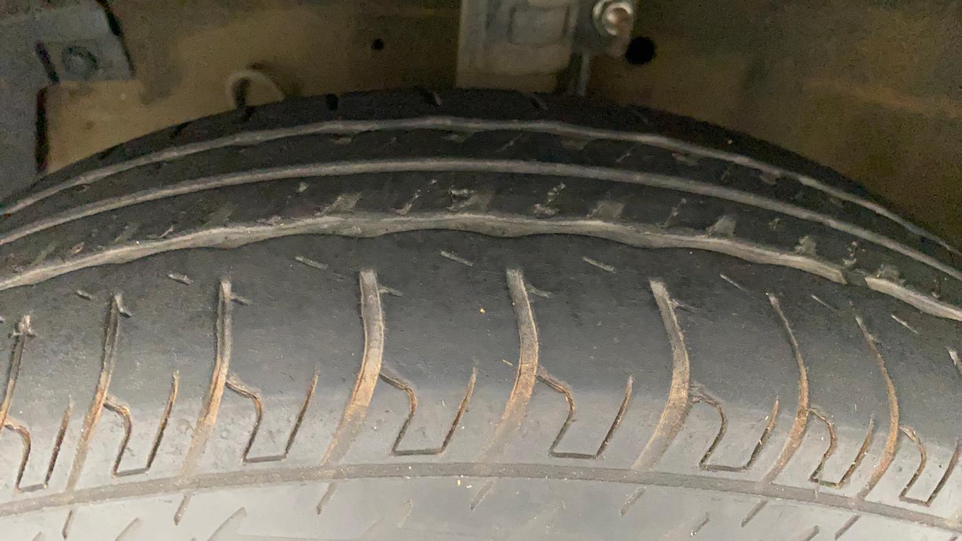 2015 Maruti Swift VXI, Petrol, Manual, 43,286 km, Left Front Tyre Tread
