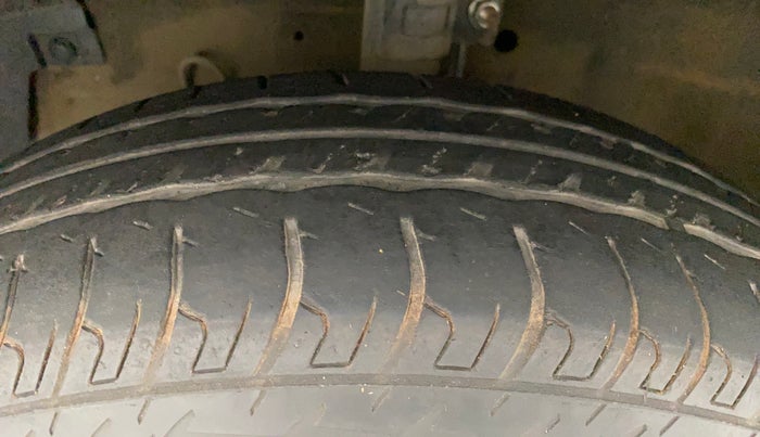 2015 Maruti Swift VXI, Petrol, Manual, 43,286 km, Left Front Tyre Tread
