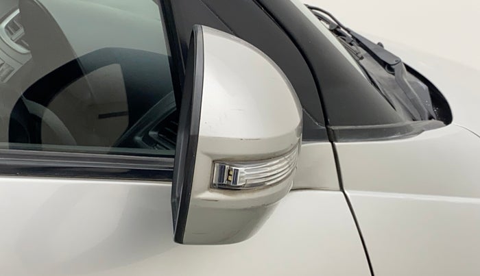 2015 Maruti Swift VXI, Petrol, Manual, 43,286 km, Right rear-view mirror - Indicator light has minor damage