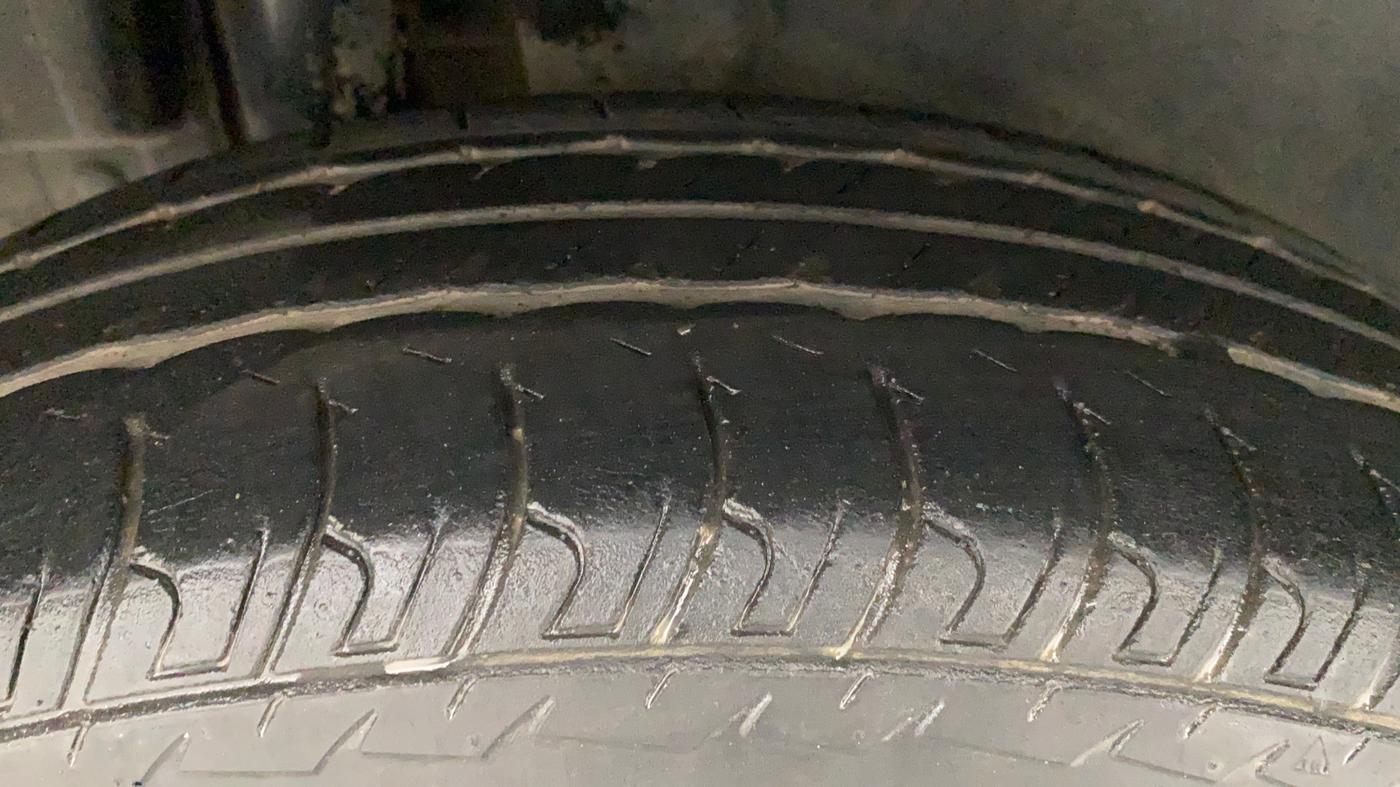 2015 Maruti Swift VXI, Petrol, Manual, 43,286 km, Right Rear Tyre Tread