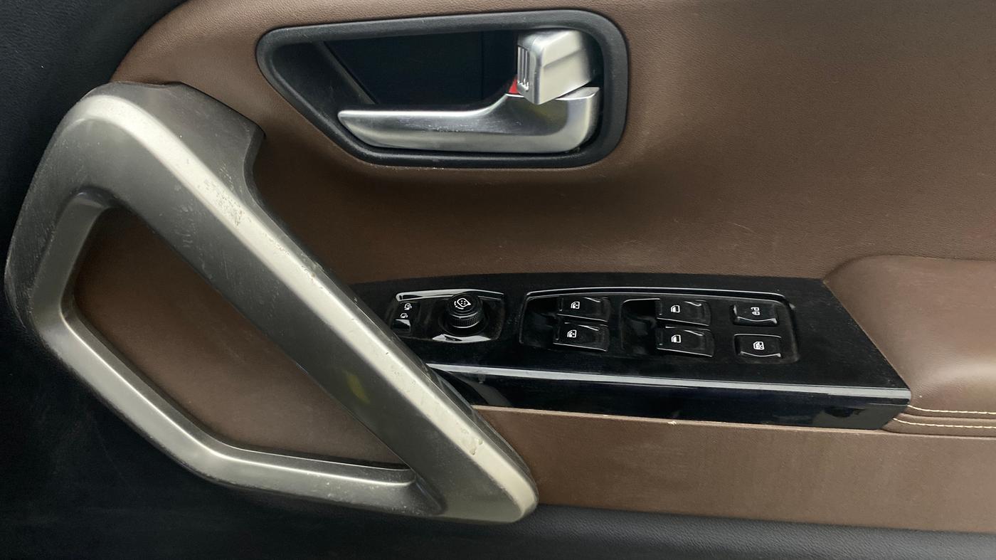 2023 Mahindra SCORPIO-N Z8 L DIESEL AT 4WD 7 STR, Diesel, Automatic, 45,447 km, Driver Side Door Panels Control