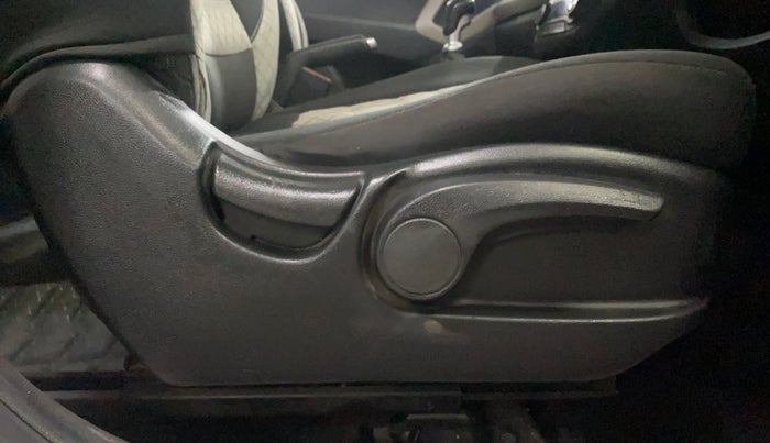 2016 Hyundai Creta SX PLUS 1.6 PETROL, Petrol, Manual, 79,599 km, Driver Side Adjustment Panel