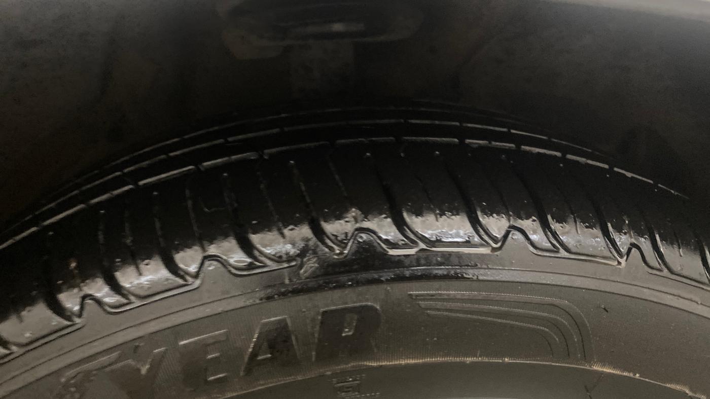 2023 MG HECTOR PLUS SHARP PRO 1.5 PETROL TURBO CVT 7 STR, Petrol, Automatic, 88,098 km, Right Front Tyre Tread