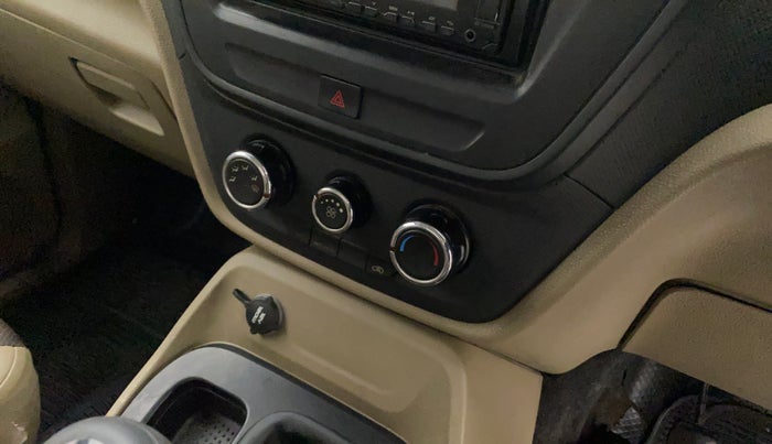 2017 Mahindra TUV300 T4 PLUS, Diesel, Manual, 94,618 km, AC Unit - Directional switch has minor damage