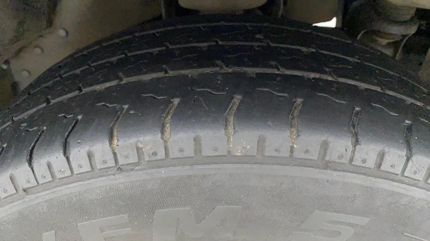2017 Mahindra TUV300 T4 PLUS, Diesel, Manual, 94,618 km, Right Front Tyre Tread