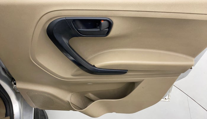 2017 Mahindra TUV300 T4 PLUS, Diesel, Manual, 94,618 km, Driver Side Door Panels Control