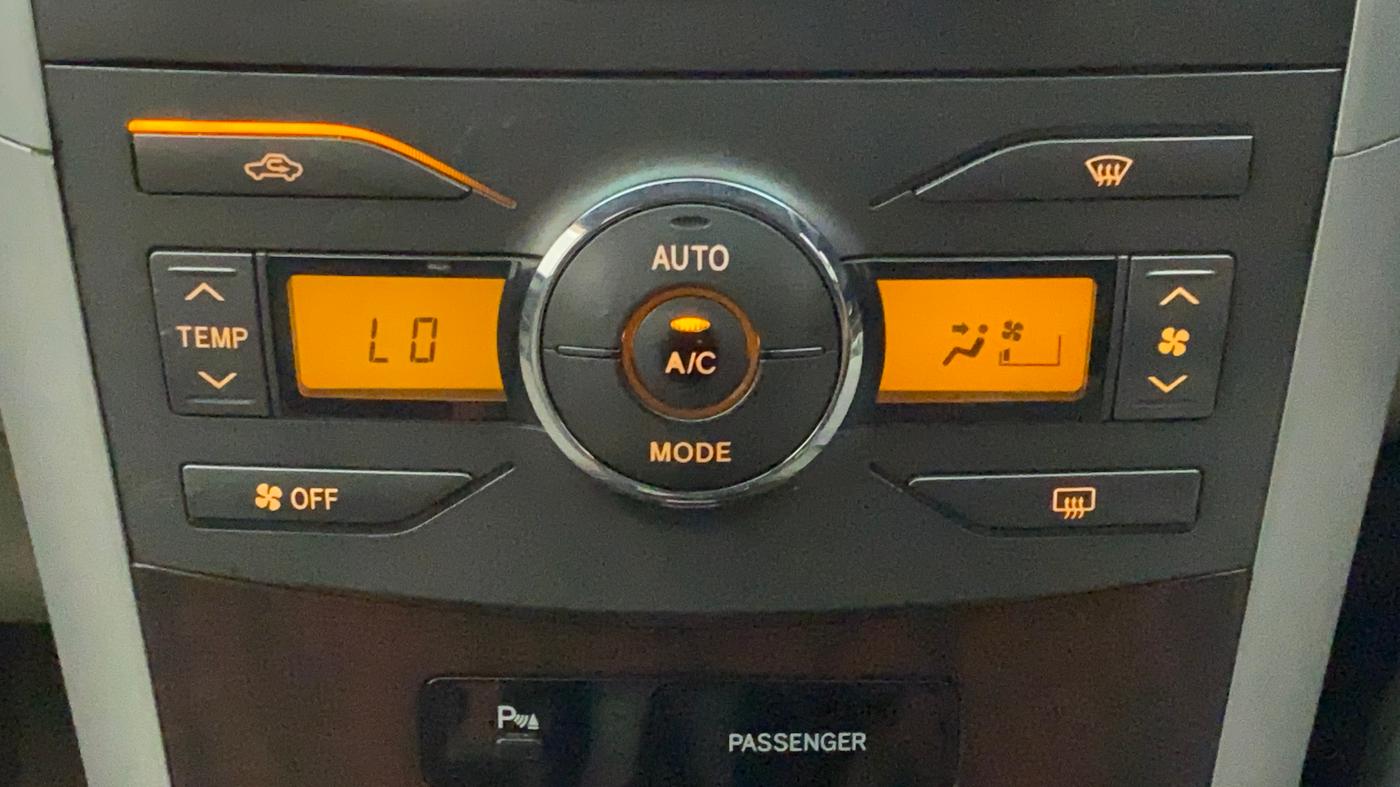 2011 Toyota Corolla Altis G PETROL, CNG, Manual, 1,17,369 km, Automatic Climate Control
