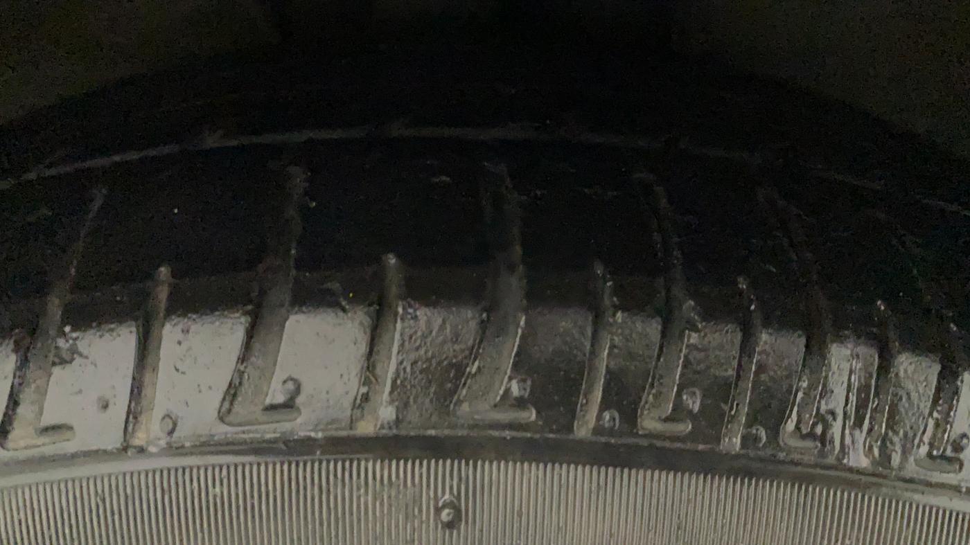 2011 Toyota Corolla Altis G PETROL, CNG, Manual, 1,17,369 km, Right Front Tyre Tread