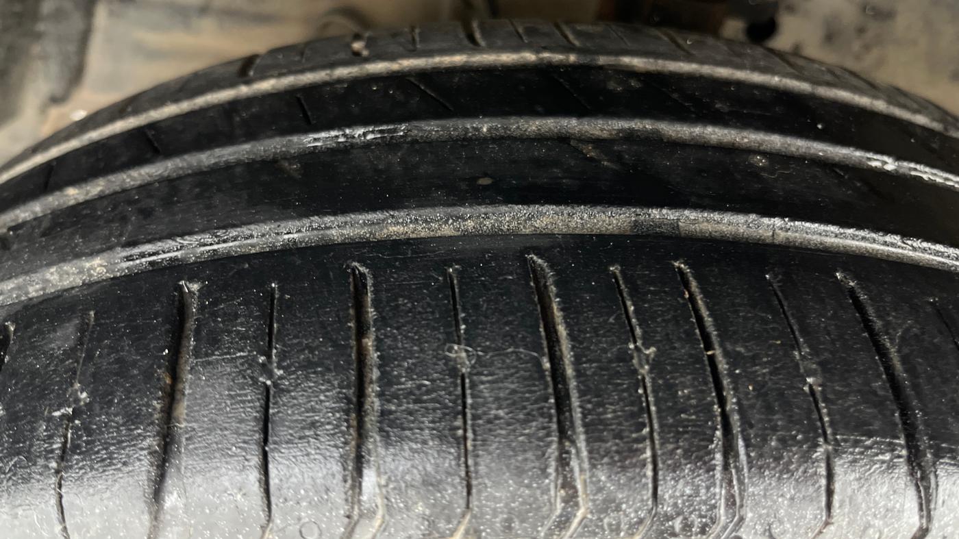 2018 Maruti Ciaz ZETA 1.4  AT PETROL, Petrol, Automatic, 1,05,524 km, Left Front Tyre Tread