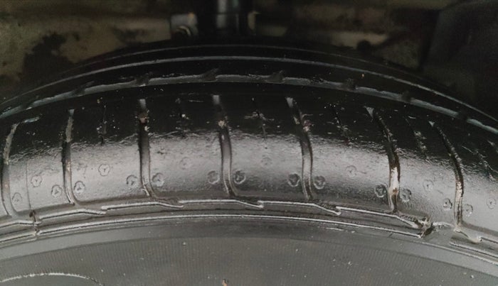 2017 Maruti Swift ZDI, Diesel, Manual, 85,357 km, Right Front Tyre Tread