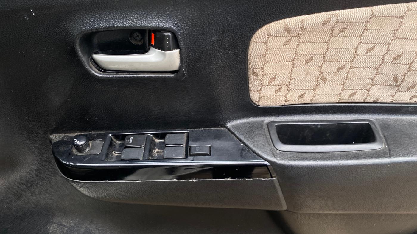 2017 Maruti Wagon R 1.0 VXI, CNG, Manual, 1,32,273 km, Driver Side Door Panels Control