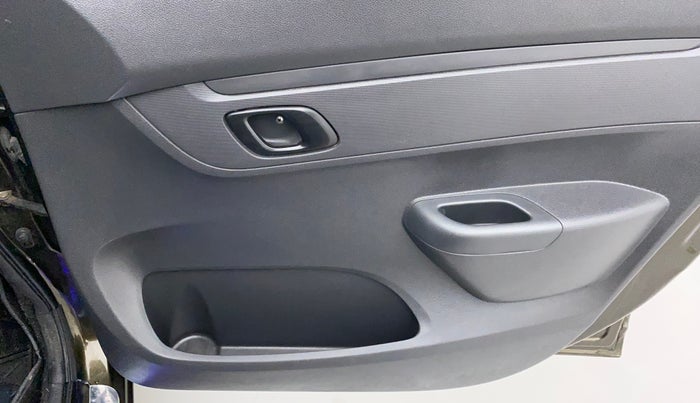 2016 Renault Kwid RXT 0.8 (O), Petrol, Manual, 53,219 km, Driver Side Door Panels Control