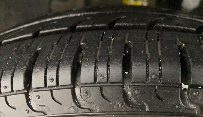 2016 Renault Kwid RXT 0.8 (O), Petrol, Manual, 53,219 km, Left Front Tyre Tread