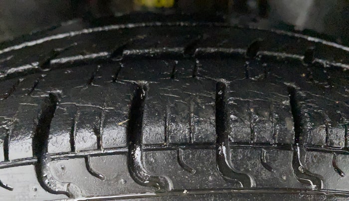 2016 Renault Kwid RXT 0.8 (O), Petrol, Manual, 53,219 km, Right Front Tyre Tread