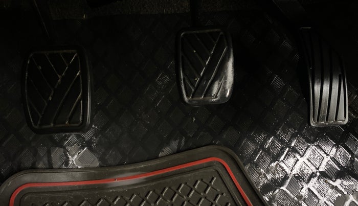 2014 Maruti Swift VXI, Petrol, Manual, 83,723 km, Pedals