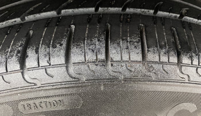 2014 Maruti Swift VXI, Petrol, Manual, 83,723 km, Left Rear Tyre Tread