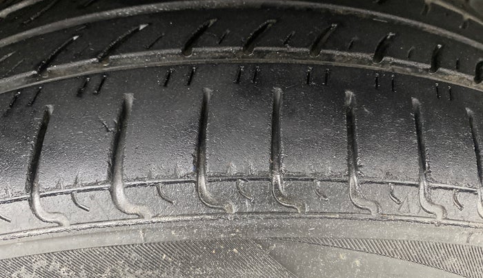 2014 Maruti Swift VXI, Petrol, Manual, 83,723 km, Right Front Tyre Tread