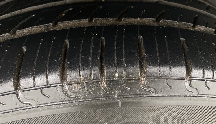 2014 Maruti Swift VXI, Petrol, Manual, 83,723 km, Right Rear Tyre Tread