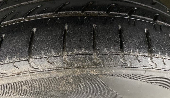 2014 Maruti Swift VXI, Petrol, Manual, 83,723 km, Left Front Tyre Tread