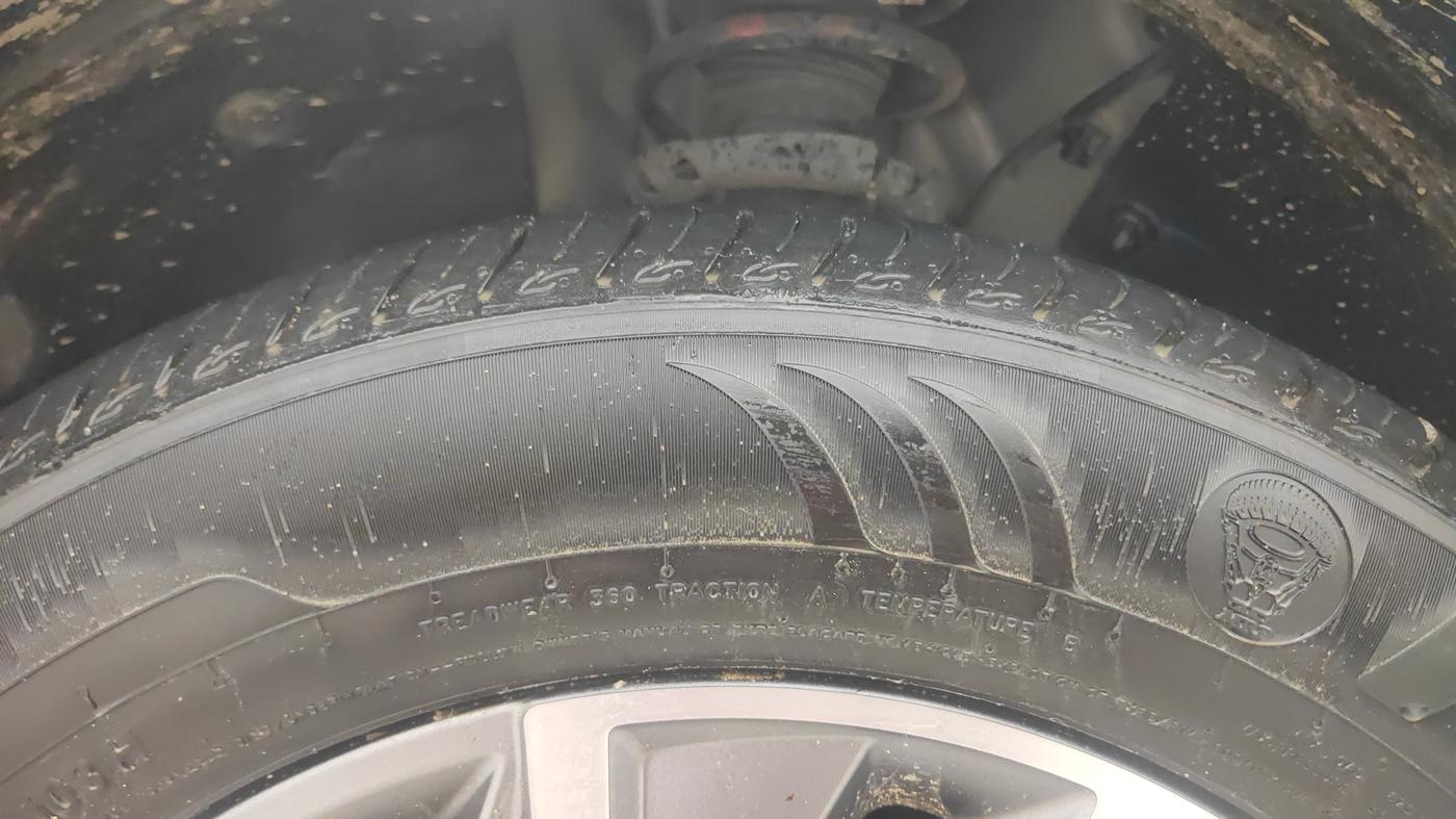 2024 Hyundai Tucson SIGNATURE 2.0 AT PETROL, Petrol, Automatic, 9,361 km, Left Front Tyre Tread