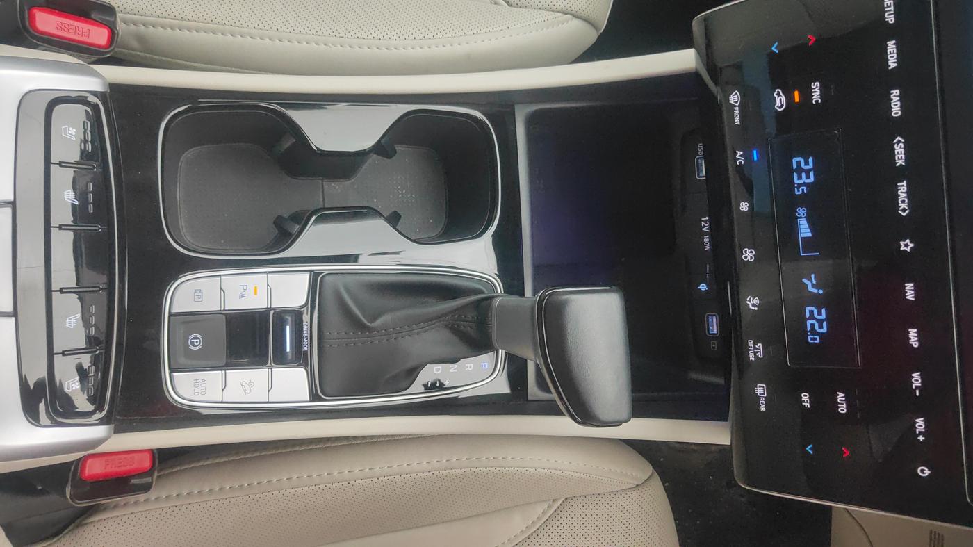 2024 Hyundai Tucson SIGNATURE 2.0 AT PETROL, Petrol, Automatic, 9,361 km, Gear Lever