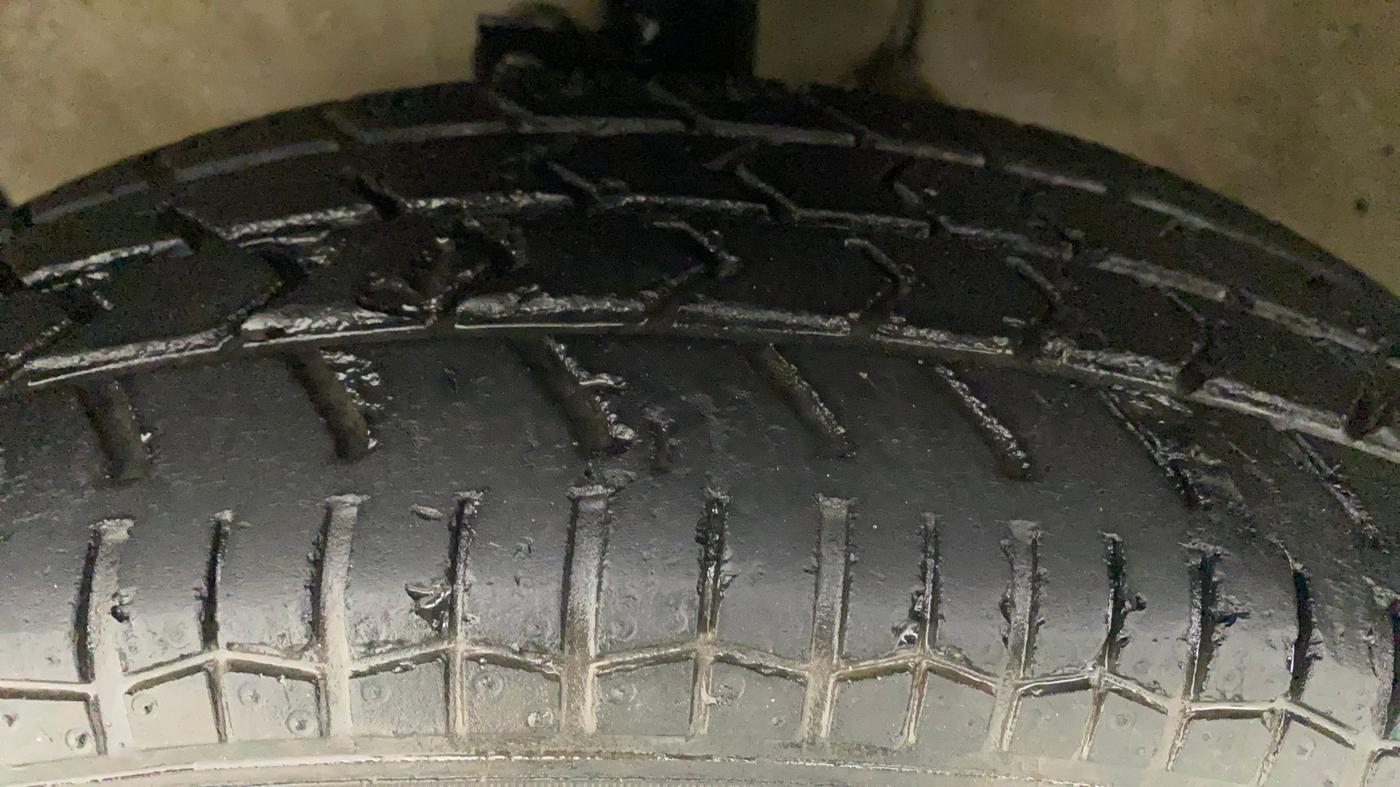 2011 Maruti Swift VXI, Petrol, Manual, 47,946 km, Left Front Tyre Tread