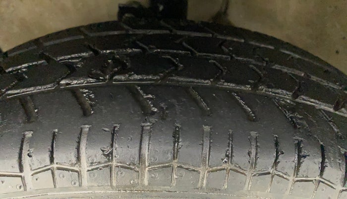 2011 Maruti Swift VXI, Petrol, Manual, 47,946 km, Left Front Tyre Tread