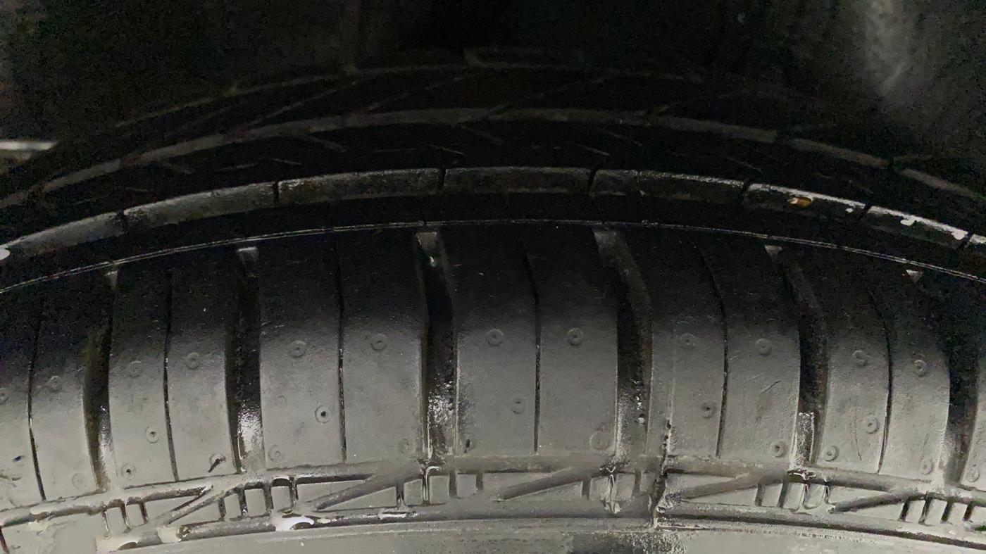 2011 Maruti Swift VXI, Petrol, Manual, 47,946 km, Right Rear Tyre Tread