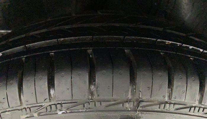 2011 Maruti Swift VXI, Petrol, Manual, 47,946 km, Right Rear Tyre Tread