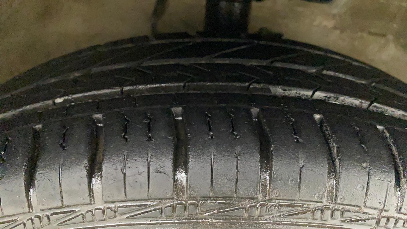 2011 Maruti Swift VXI, Petrol, Manual, 47,946 km, Right Front Tyre Tread