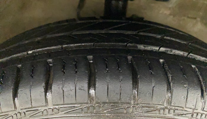 2011 Maruti Swift VXI, Petrol, Manual, 47,946 km, Right Front Tyre Tread