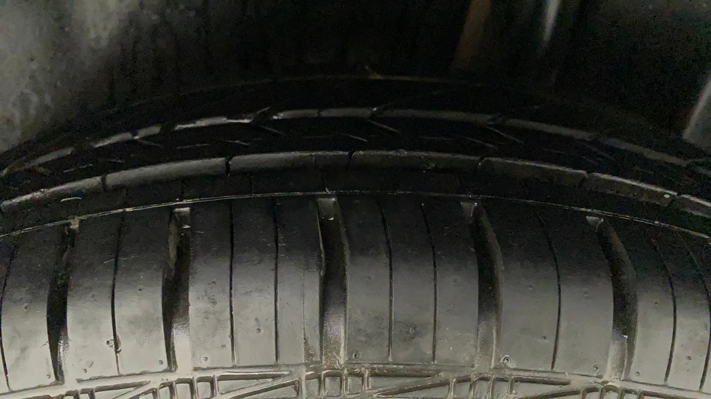 2011 Maruti Swift VXI, Petrol, Manual, 47,946 km, Left Rear Tyre Tread
