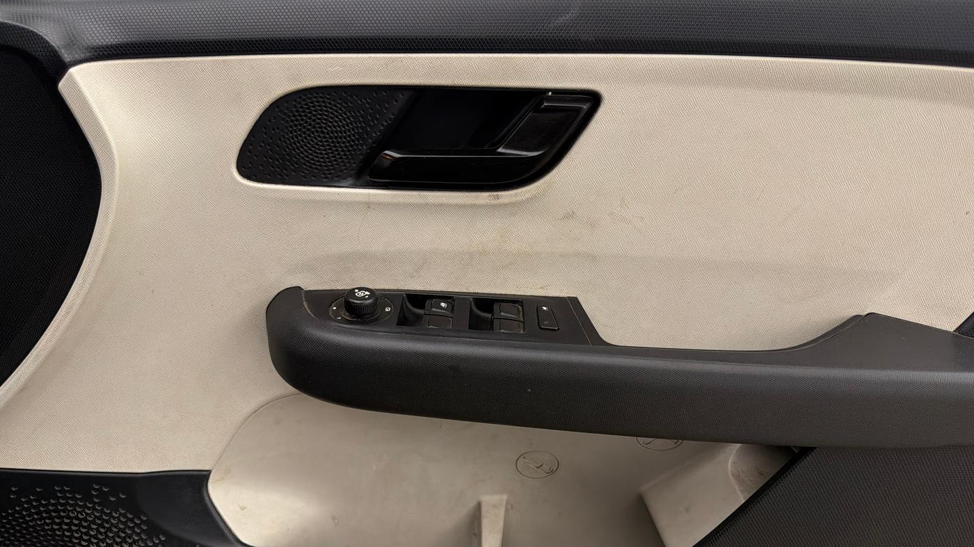 2021 Tata ALTROZ XT PETROL, Petrol, Manual, 92,863 km, Driver Side Door Panels Control