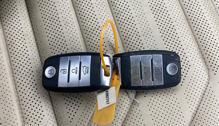 2022 KIA CARENS LUXURY PLUS 1.5 DIESEL AT 6 STR, Diesel, Automatic, 72,078 km, Key Close Up