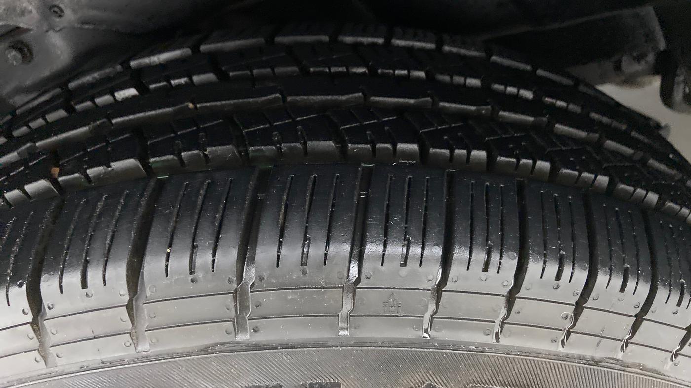 2013 Mahindra XUV500 W8 FWD, Diesel, Manual, 72,418 km, Right Rear Tyre Tread