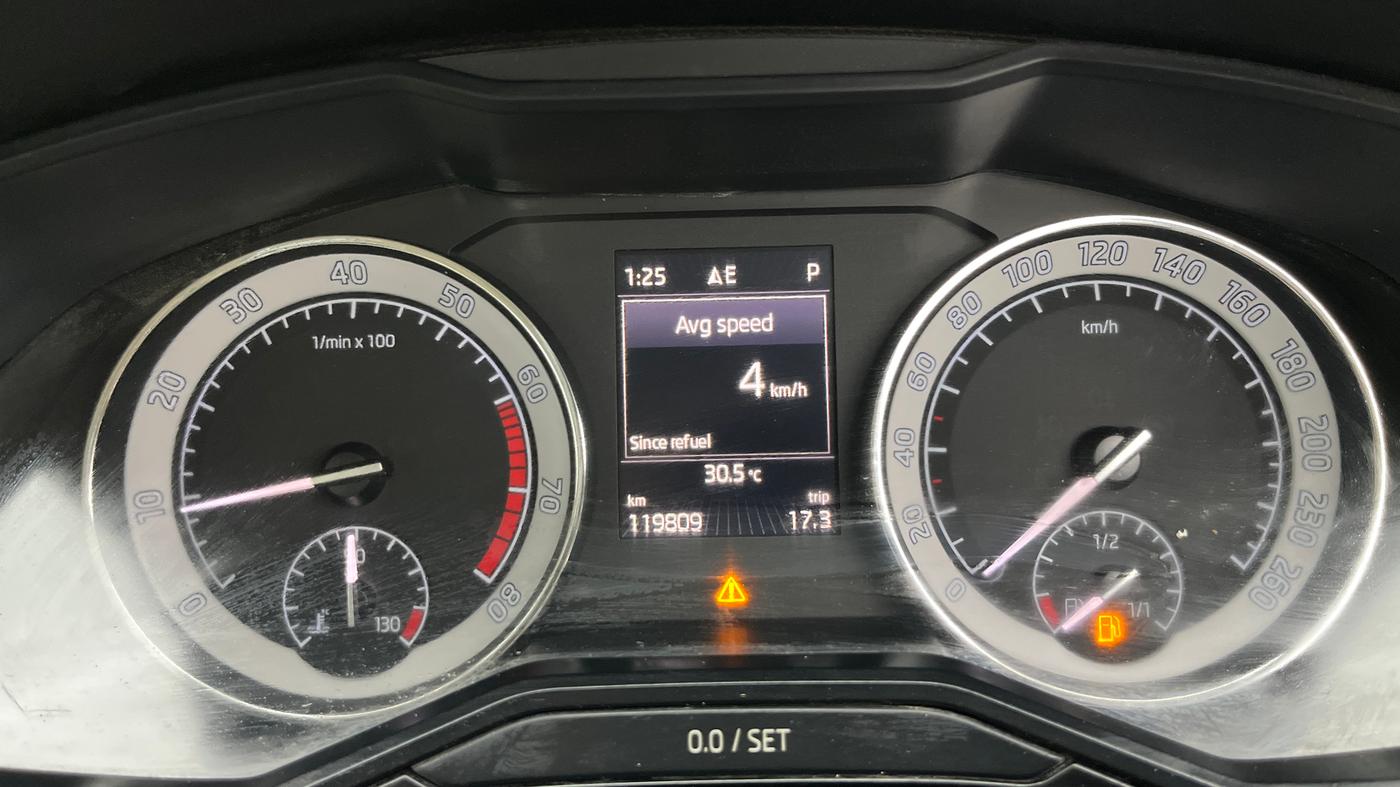 2016 Skoda Superb L&K 1.8 TSI AT, Petrol, Automatic, 1,19,809 km, Odometer Image