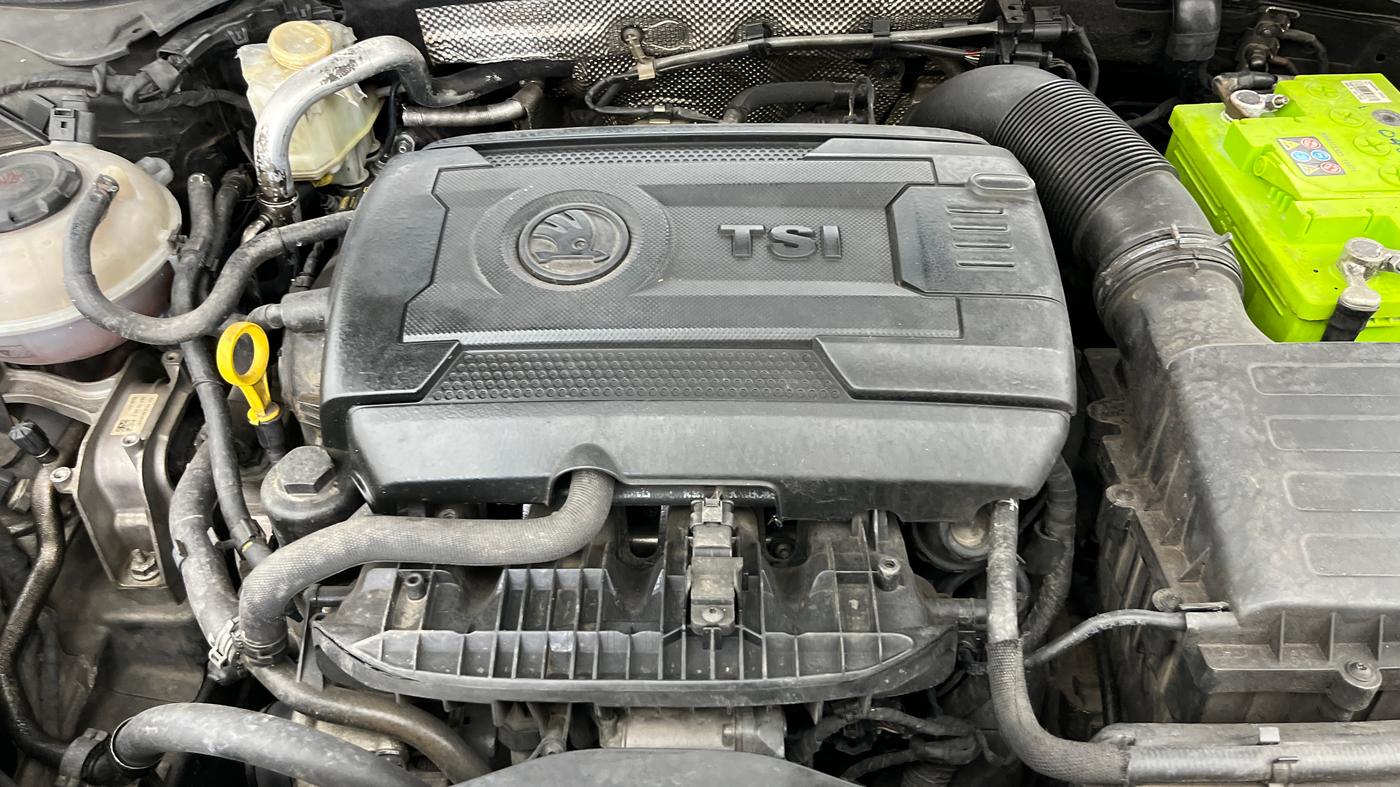 2016 Skoda Superb L&K 1.8 TSI AT, Petrol, Automatic, 1,19,809 km, Engine View