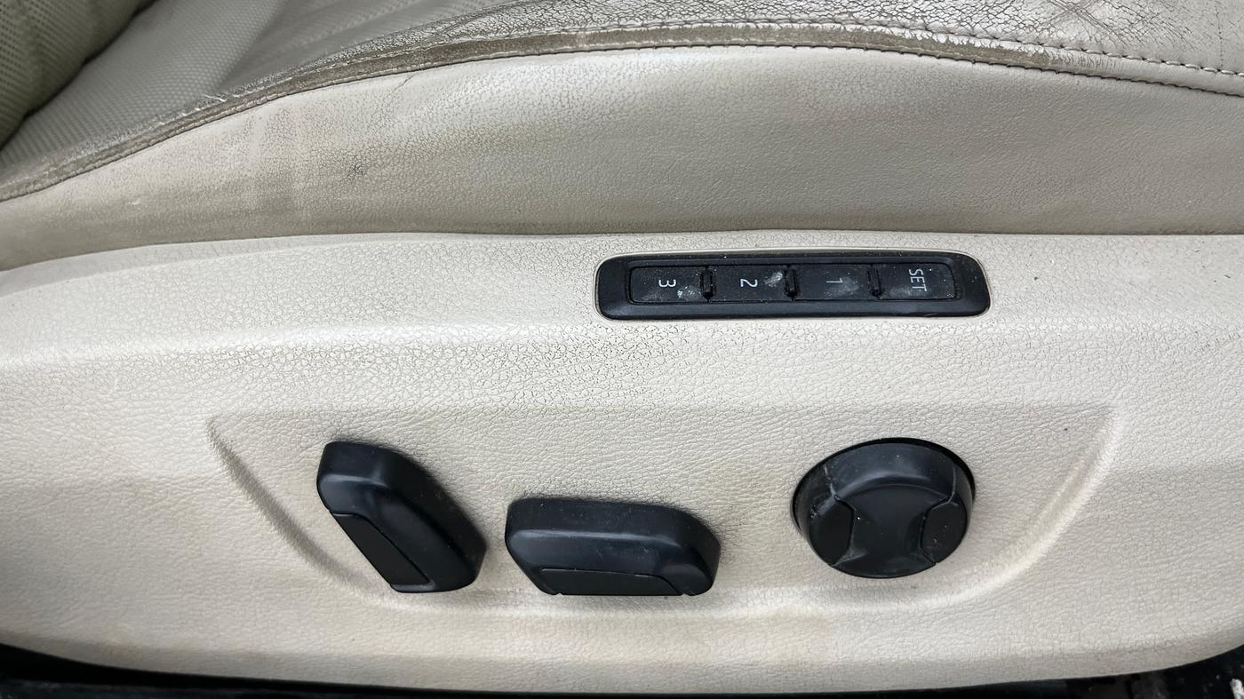 2016 Skoda Superb L&K 1.8 TSI AT, Petrol, Automatic, 1,19,809 km, Driver Side Adjustment Panel