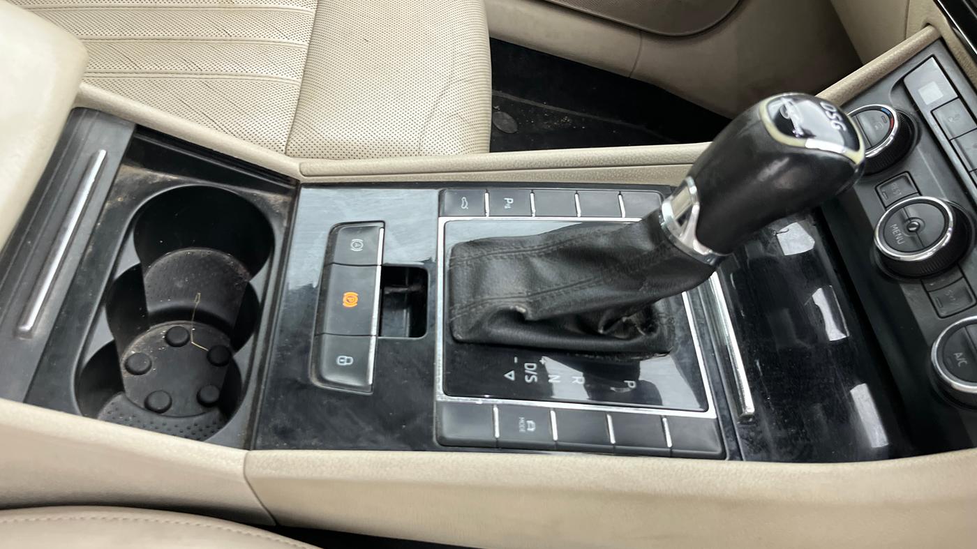 2016 Skoda Superb L&K 1.8 TSI AT, Petrol, Automatic, 1,19,809 km, Gear Lever