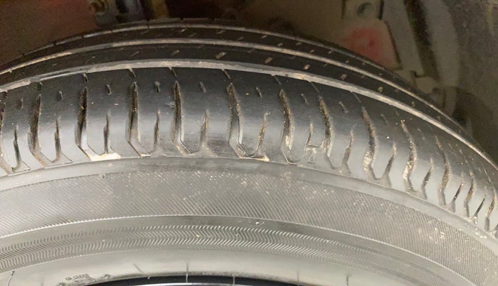 2015 Maruti Swift VDI ABS, Diesel, Manual, 57,045 km, Right Front Tyre Tread