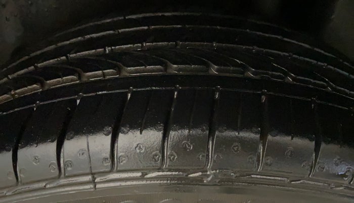 2017 Maruti Ciaz ZXI+, Petrol, Manual, 62,064 km, Left Rear Tyre Tread