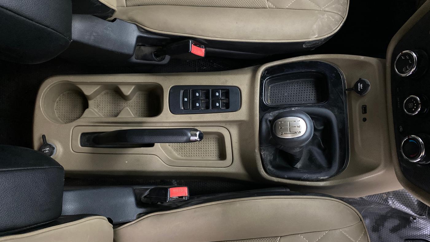 2017 Mahindra TUV300 T10, Diesel, Manual, 68,582 km, Gear Lever