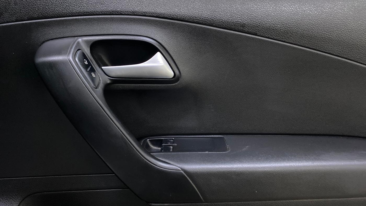 2018 Volkswagen Ameo TRENDLINE 1.0L, Petrol, Manual, 70,887 km, Driver Side Door Panels Control