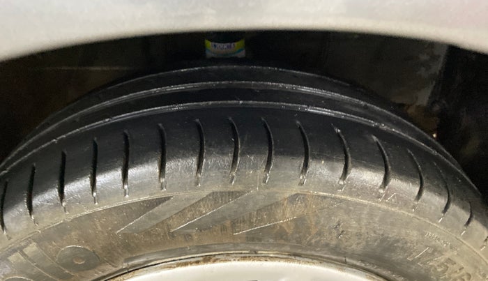 2016 Toyota Etios Liva GD, Diesel, Manual, 1,08,063 km, Right Front Tyre Tread