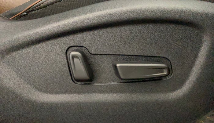 2022 Hyundai ALCAZAR PLATINUM(O) 7STR 1.5 AT, Diesel, Automatic, 36,240 km, Driver Side Adjustment Panel