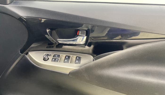2022 Toyota Innova Crysta 2.7 VX 7 STR, Petrol, Manual, 19,338 km, Driver Side Door Panels Control