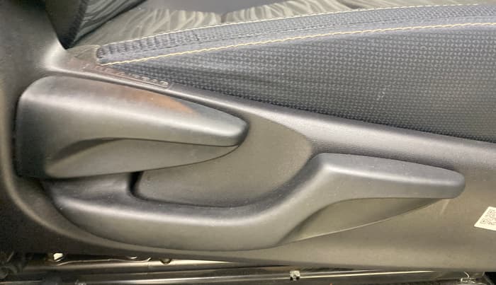2022 Toyota Innova Crysta 2.7 VX 7 STR, Petrol, Manual, 19,338 km, Driver Side Adjustment Panel