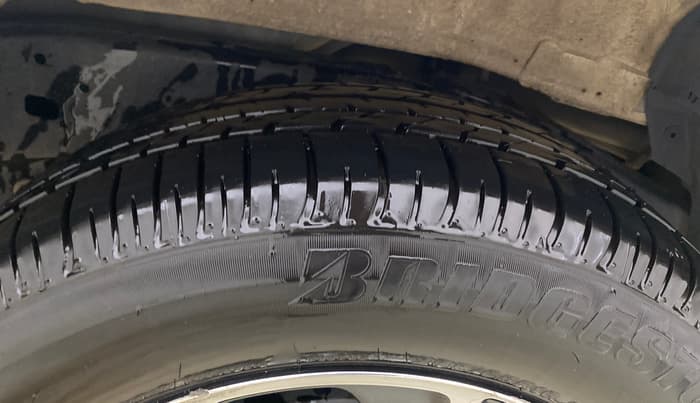 2022 Toyota Innova Crysta 2.7 VX 7 STR, Petrol, Manual, 19,338 km, Left Rear Tyre Tread