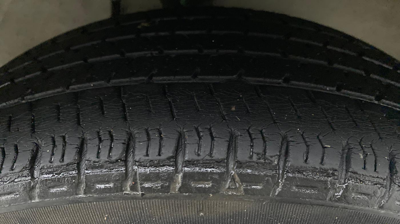 2014 Maruti Alto K10 VXI P, Petrol, Manual, 49,676 km, Right Front Tyre Tread