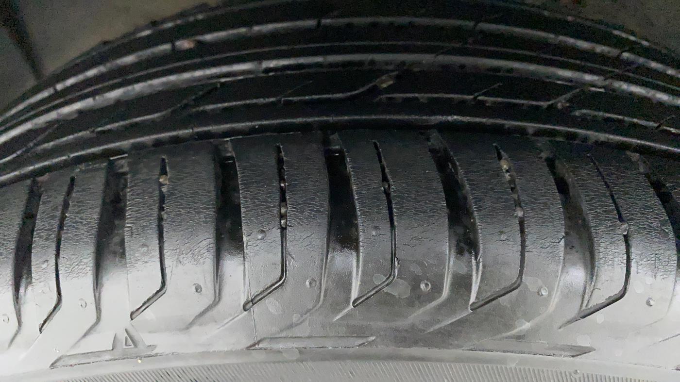 2017 Jeep Compass 2.0 LIMITED, Diesel, Manual, 70,961 km, Left Front Tyre Tread